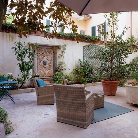 לינה וארוחת בוקר לוקה Il Cortile Di Elisa & Our Flats מראה חיצוני תמונה