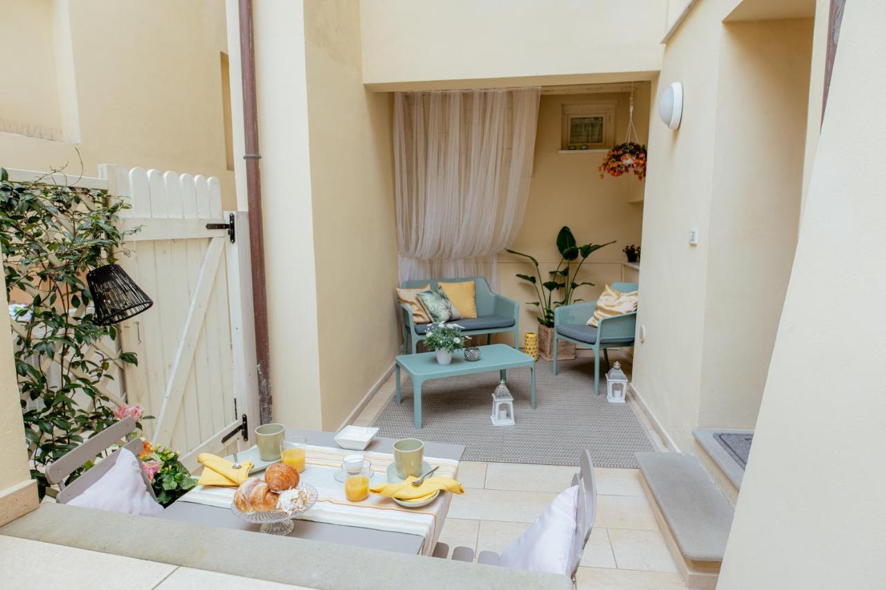 לינה וארוחת בוקר לוקה Il Cortile Di Elisa & Our Flats מראה חיצוני תמונה