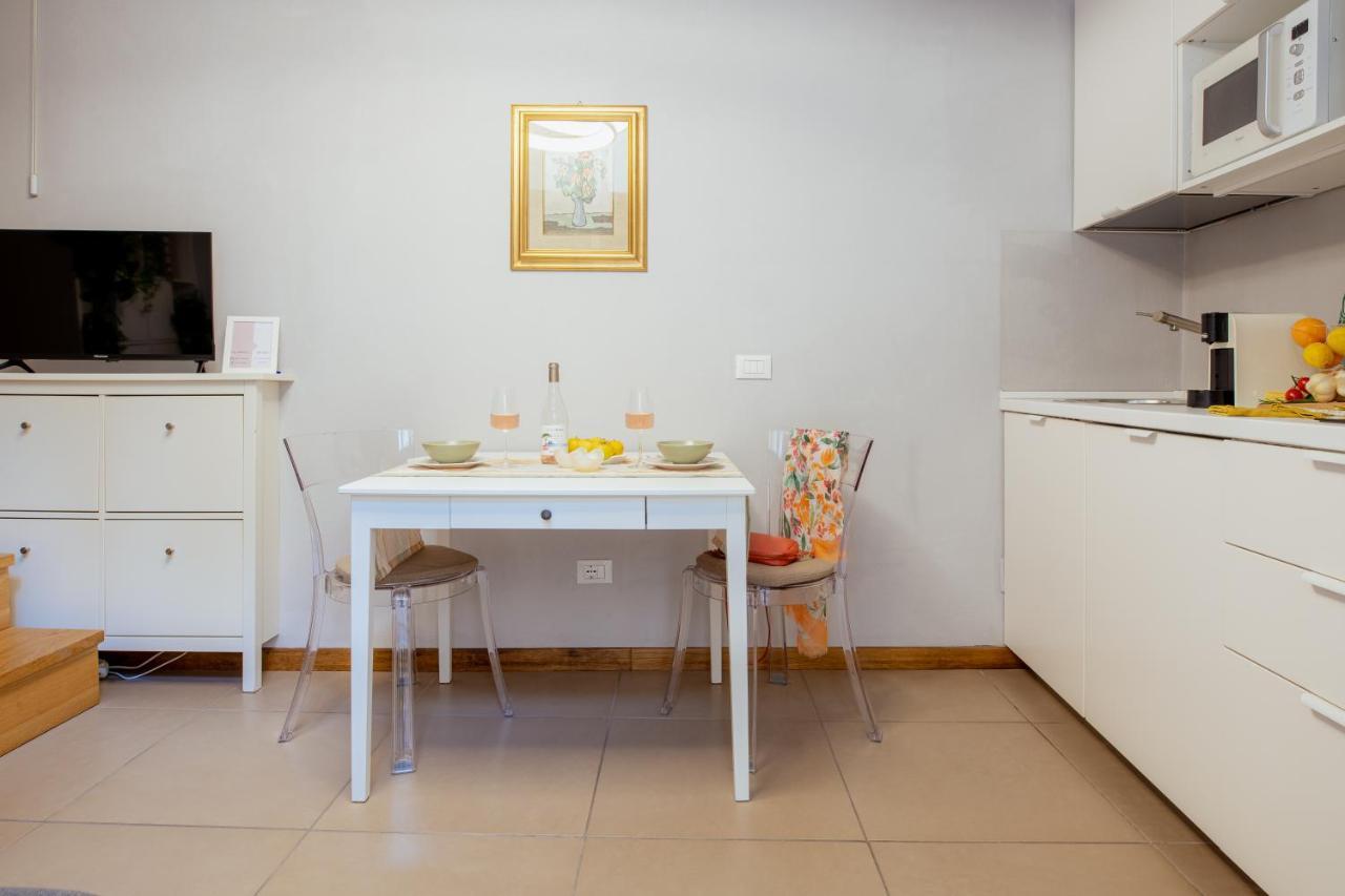 לינה וארוחת בוקר לוקה Il Cortile Di Elisa & Our Flats מראה חיצוני תמונה