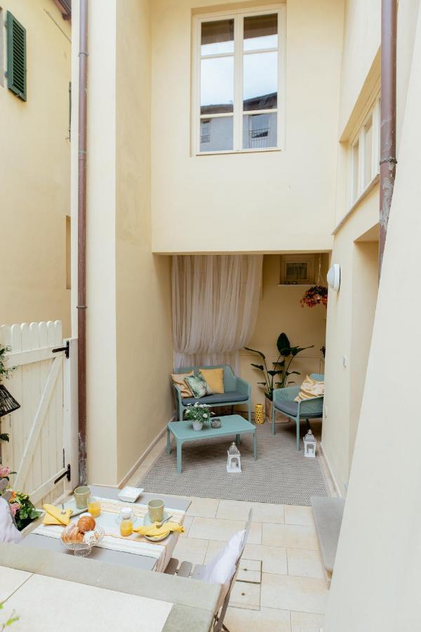 לינה וארוחת בוקר לוקה Il Cortile Di Elisa & Our Flats מראה חיצוני תמונה