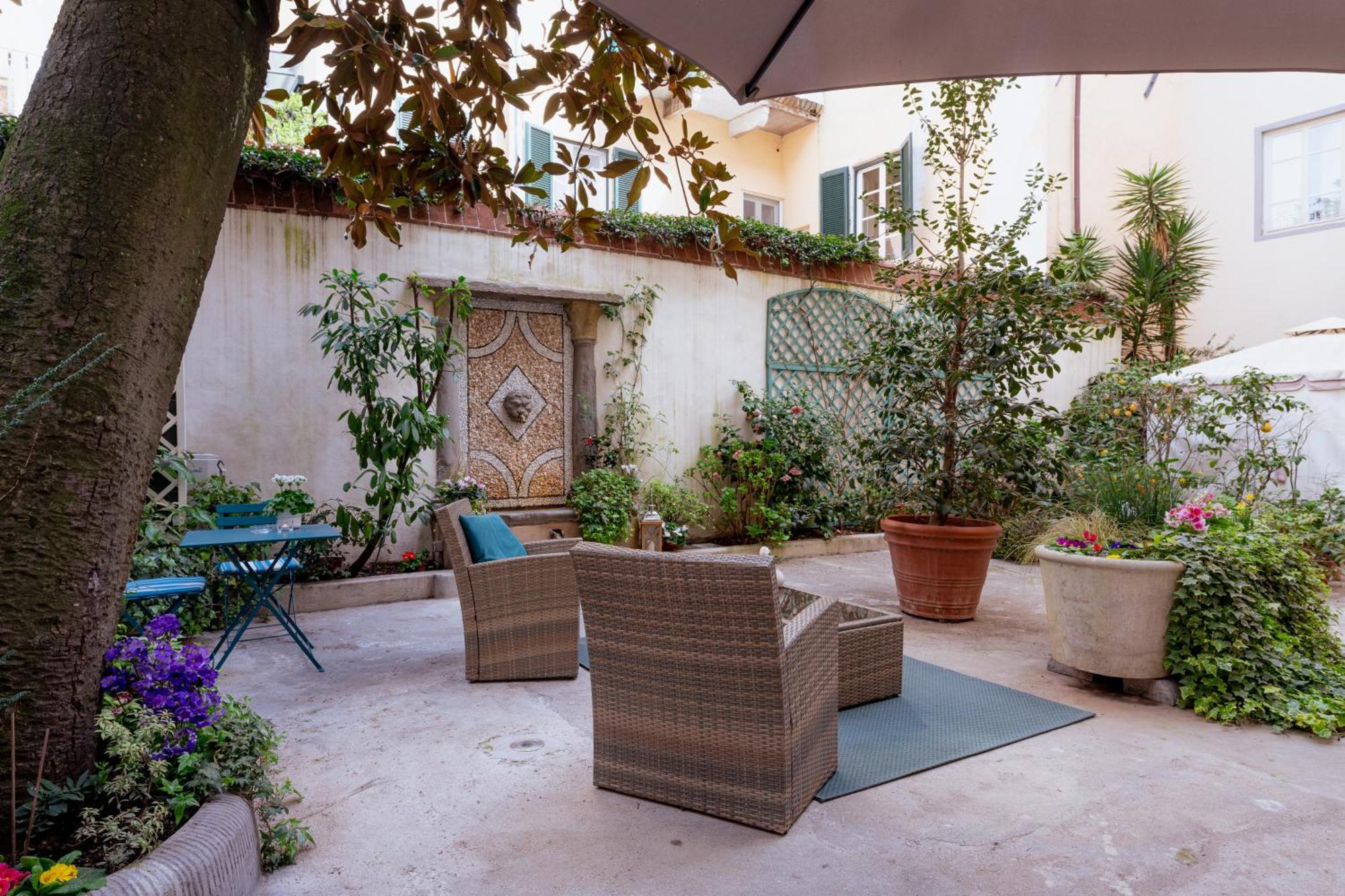 לינה וארוחת בוקר לוקה Il Cortile Di Elisa & Our Flats מראה חיצוני תמונה